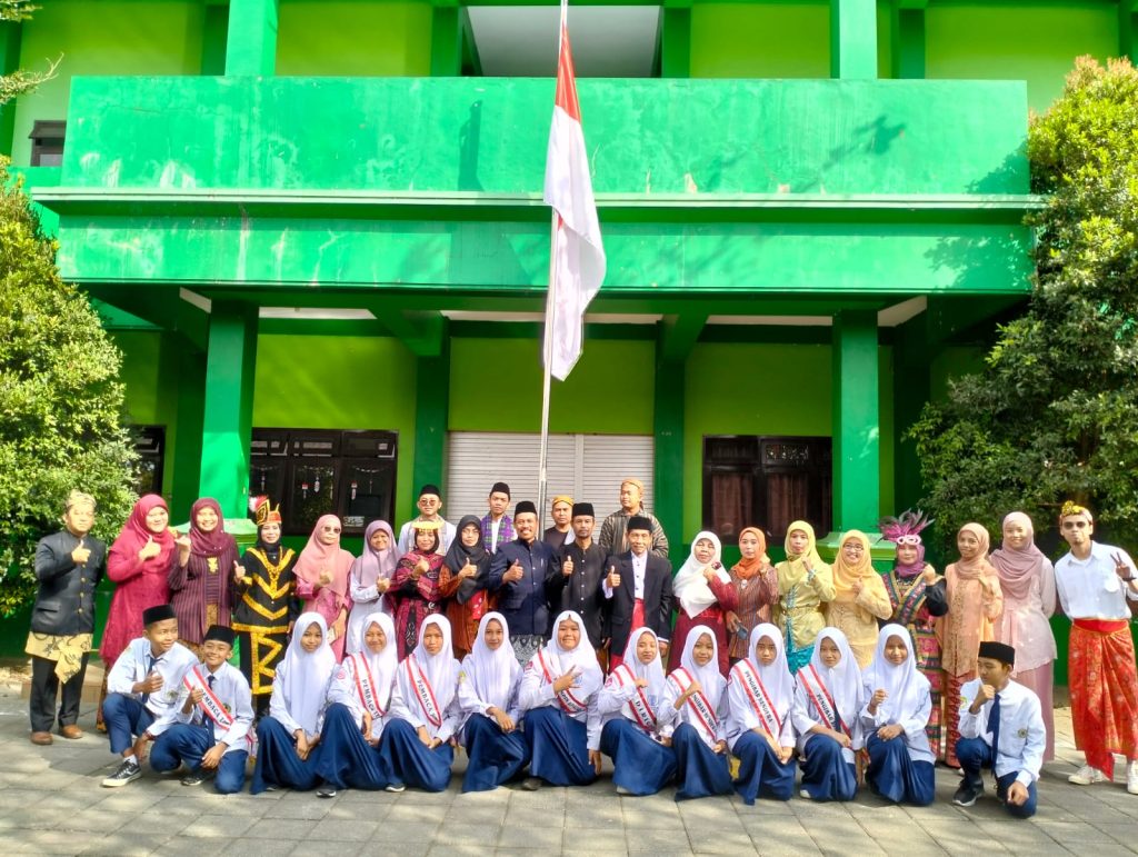 Upacara HUT ke-78 RI di MTs Almaarif 02 Singosari